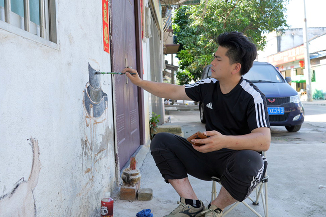 龙州县“彩绘文化墙半岛棋牌” 绘出城市文明好风景
